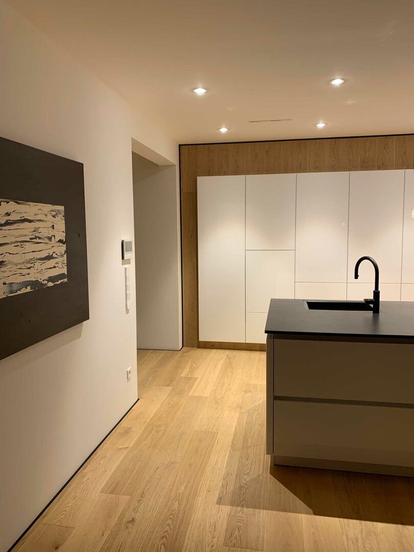 Микроплинтус алюминиевый Decaro M15A Brass Brush Латунный браш 2000×6×15 фото в интерьере